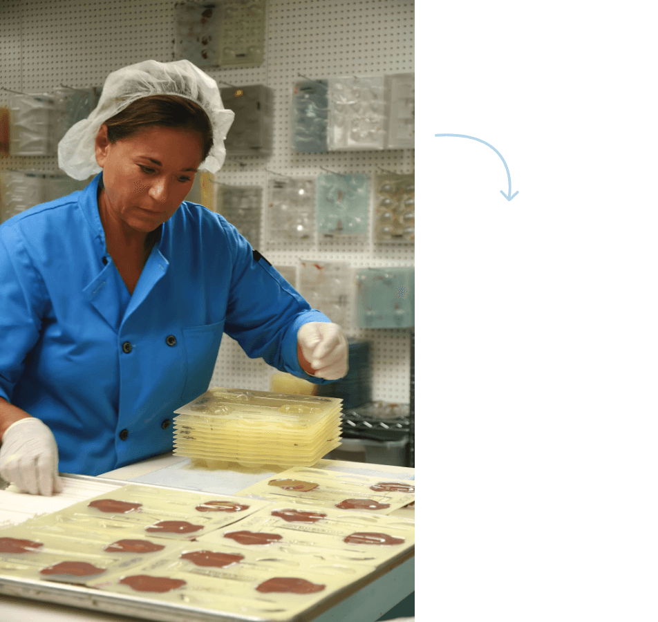 dona making chocolate pops